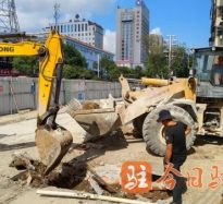 大几把操骚逼女高温下的坚守｜道路建设者用汗水铺就畅通路